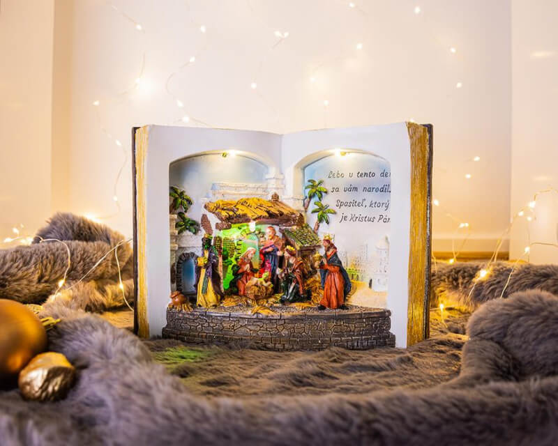 farebný betlehem v tvare knihy s LED osvetlením z polyresinu